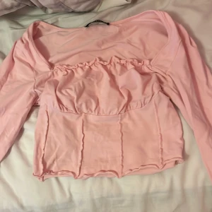 Rosa tröja - Säljer nu en tröja jag köpte här på plick men den va för liten, den är i bra skick och ny tvättad, jag själv har aldrig använt den