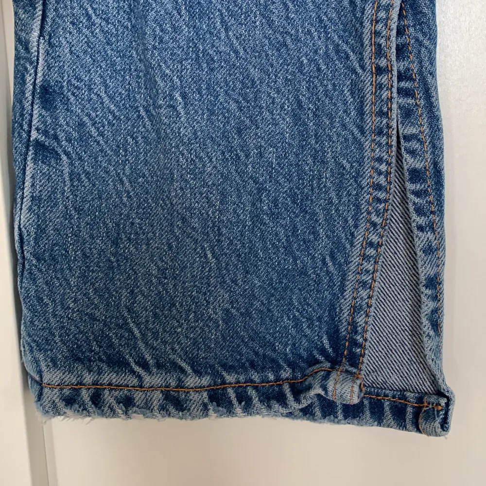 Mellanblå jeans med slits✨Slitsen är på insidan och jag tror inte att de säljs längre. Nyskick förutom några ytterst små slitningar längst ner (sista bilden) 🌸Man får gärna köpa flera plagg från olika annonser samtidigt och behöver då bara betala en frakt. Jeans & Byxor.