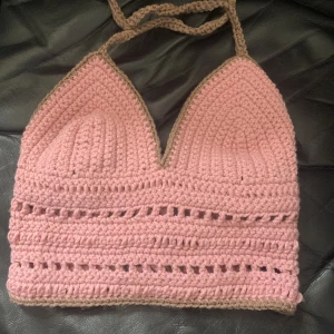 Virkadtopp  - En rosa och brun virkad topp. Jag tror den är runt S men kanske fungerar på en M också för att man kan ändra banden i ryggen. 