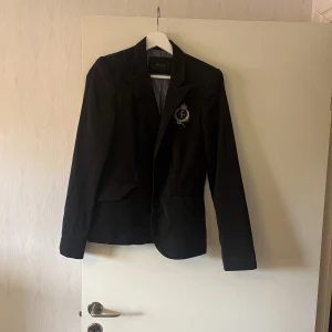 Kavaj - Fin kavaj från VILA. Storlek s. Knappt använd 