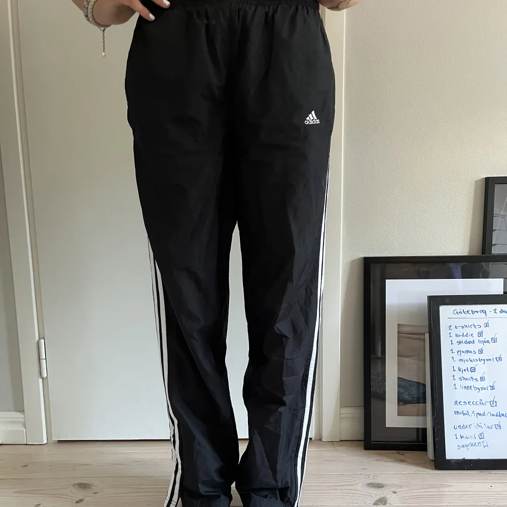 jättecoola adidas trackpants. Köpta secondhand på UrbanOutfitters. Säljer för att de inte kommer till andvändnig längre. . Jeans & Byxor.