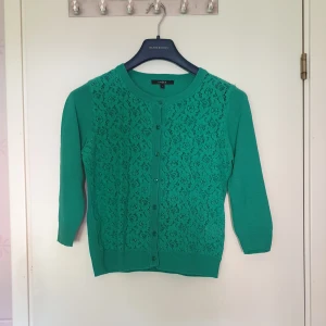 Kofta - En grön kofta från Lindex i fint skick. Trekvartsärmar. 55% bomull, 45% akryl