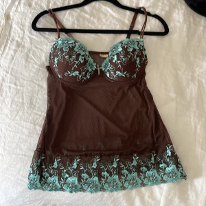 spets linne - jätte fin vintage lingerie topp från jolinesse, säljer då kupan ej passar mig men tröjan är i jätte bra skick! står 75 B innuti men passar en xs-s kan passa en M beroende på ens kupa storlek.
