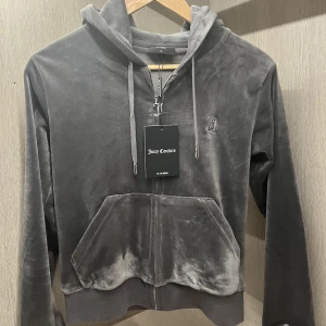 Juicy couture  - Hej! Säljer en helt ny juicy kofta då den inte passar mig. Helt oanvänd med prislapp kvar. Pris kan diskuteras. Nypris 1200kr💕