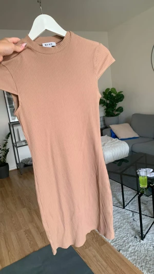 Klänning  - Helt ny klänning från nakd