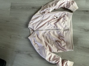 Bomberjacka  - Helt ny å aldrig använd Storlek xl men passar m