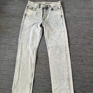 Ett par stentvättade jeans ifrån Arkey. Påminner om 501:or i passformen. Perfekt skick. Nypris: 1200 kr. 