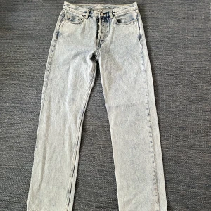 Ljusa jeans - Ett par stentvättade jeans ifrån Arkey. Påminner om 501:or i passformen. Perfekt skick. Nypris: 1200 kr. 