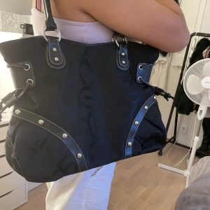 väska  - en väska jag köpte i på en secondhand i Thailand, väldigt fin kvalite💞💞