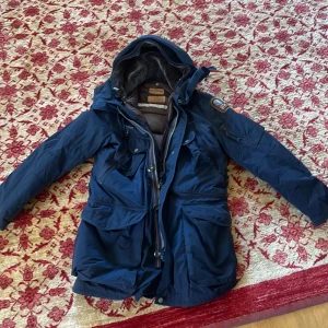 Parajumpers jacka - Äkta para jumpers i mycket bra skick, använd fåtal gånger. Jackan är i storlek L och i marinblå. Säljer för 2500kr.