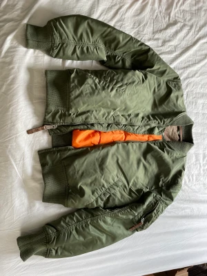 Alpha industri  - Vet inte om den är äkta eller fake