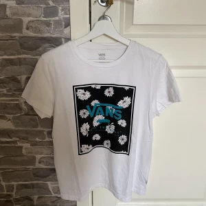 VANS t-shirt  - VANS t-shirt i nyskick. Storlek L men funkar som M också. Köpt för 499kr, säljer för 99kr. 