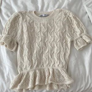 Stickad topp - En fin stickad sommar topp från zara som jag inte har använt någon gång den är helt ny och är i storlek S, köpte den för 300kr och säljer nu för 200 + frakt