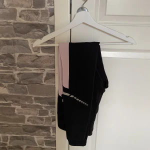 Träningstights - Squatproof träningstights från  PRO Touch. Högmidjade, normal längd. Köpts för 299kr, säljer för 49kr.