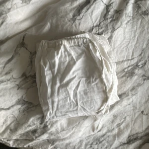 Linné byxor  - Ett par vita linnebyxor från bikbok. Nästan aldrig använda då de e lite genomskinliga och de va långa på mig som är 162cm. De kosta 400 som ordinarie pris. 