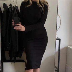 Ribbad klänning Nelly - Jättefin klänning från Nelly! Storlek L, men som en S. 