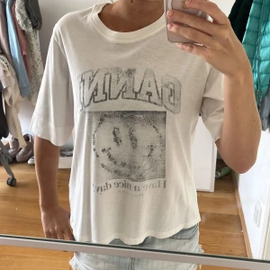 Ganni tshirt som inte säljs längre - Nypris 845kr, slutsåld och säljs inte längre! Storlek S. Enda defekten är ett pyttelitet hål på sidan som knappt syns