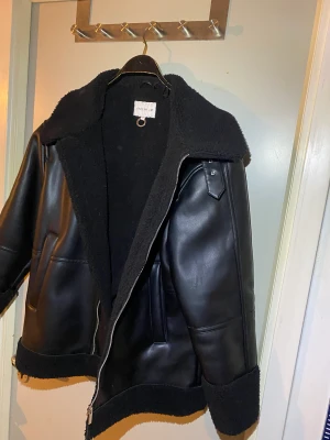 Vinter jacka från Stockh LM - Har aldrig använt den, inga defekter, bara inte min stil mer så därav säljer jag den. Kom med prisförslag💕