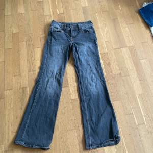 Lågmidjade bootcut jeans storlek 34