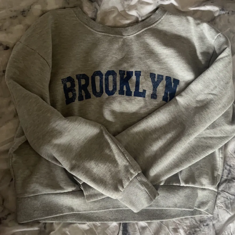 En grå fin hoodie där de står ”brooklyn” på👌🏼osäker vad jag köpte den för så säljer den för 59kr . Tröjor & Koftor.
