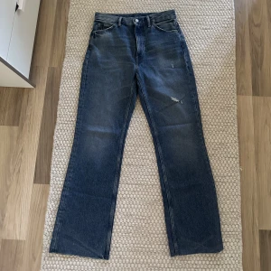 Acne jeans - Säljer mina fina acne jeans, använda en gång! Jag är 166cm lång och dom faller fint nedtill, över skor osv Nypris 2600kr  Priset går att diskuteras vid snabb affär 