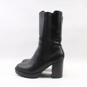 Stövlar  - Stövel med klack ifrån Sprox.  O.p. 599 kr.  Klackhöjd ca 8,5 cm.  Material: Syntet.   Dragkedja på insida skaft.  Använda endast en gång.  Pris kan diskuteras. 