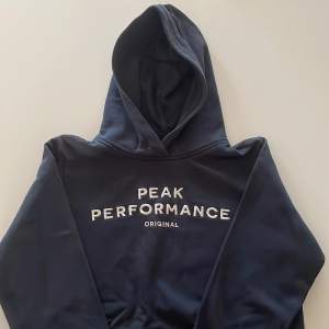 Peak performance hoodie i storlek 160. Mörkblå i fint skick.