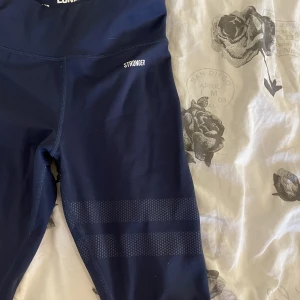 stronger tights - säljer mina fina marinblåa tränings tights från stronger 