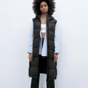 Lång väst  - En lång väst från zara! Jätte fin väst och har använt denna till och från men inga fläckar eller andra skador!