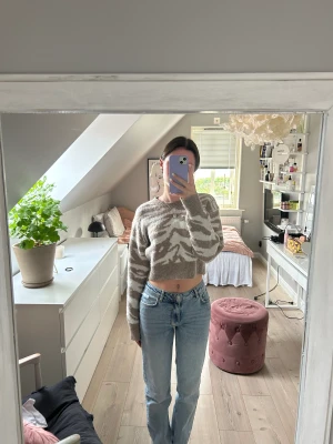 Stickad tröja - Mönstrad brun-vit stickad tröja! Super mysig och varm! 🤎🤍🤎🤍