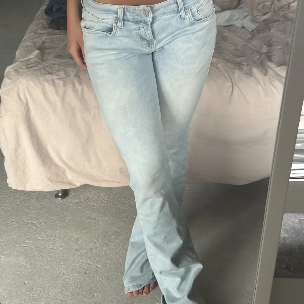 Säljer mina ljusblåa LTB jeans i storlek 26x36💕Jag är 170cm lång och de är långa på mig, brukar ha 36 i midjan på jeans och de här passar mig helt perfekt i storlek. Om du har fler frågor hör gärna av dig !💕. Jeans & Byxor.