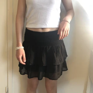 Volang Kjol, svart - Säljer den här superfina volang kjolen i färgen svart. Storleken är 134/140 men passar även för dig som har storlek xs💕