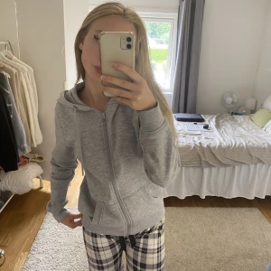 Grå hoodie  - Grå zip-up hoodie köpt på primark😍🙌 säljer super billigt (köpt för 299) 