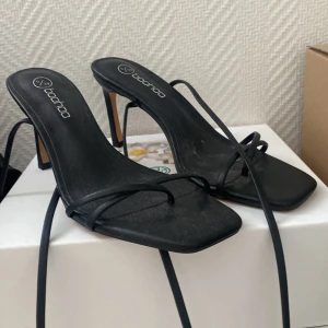 Klackskor - Säljer ett par supersnygga klackskor med snörning men säljer då de inte kommer till användning💜