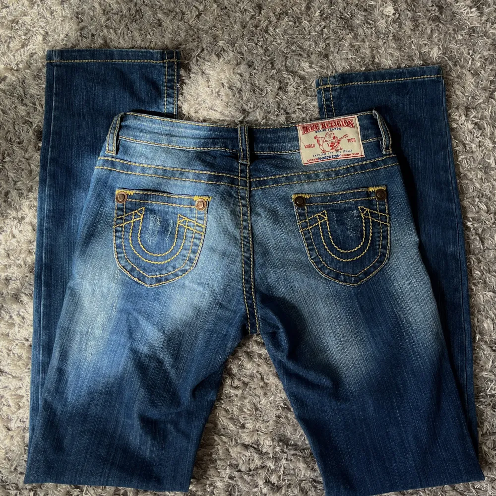 Skitsnygga true religion jeans🤍kommer endast sälja vid bra bud, superbra skick och går ner till anklarna på mig som är 180  så hade rekommenderat de till någon 180 och neråt! Längd (topp till tå)  - 106cm, midja - 40 cm.. Jeans & Byxor.