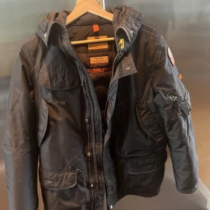 Jacka Parajumpers i nyskick  - Parajumpers Masterpiece Series höst/vinterjacka svart storlek  XS Absolut nyskick. Pris 2800kr