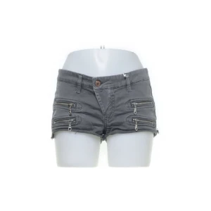 Lågmidjade gråa shorts från hunkydory - Lågmidjade shorts från hunkydory med jättefina dragkedje detaljer. Jag köpte de från sellpy från början. Står Strl M men skulle säga att de är S. Hör av dig om du är intresserad eller har frågor🫶