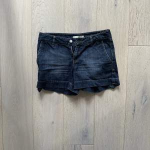 Jeans shorts som aldrig har varit använda. De är lite på det kortare sidan.  