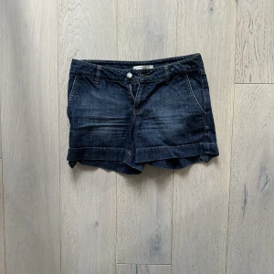 Jeans shorts  - Jeans shorts som aldrig har varit använda. De är lite på det kortare sidan.  