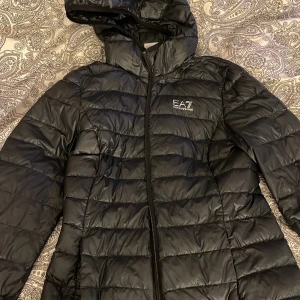 Armani jacka - Sparsamt använd! Köpt för 2 år sen, inga skador eller likande. Dam modell