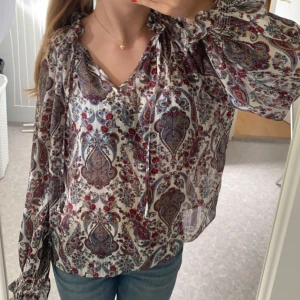 Mönstrad blus med knyte❣️ - jättefin helt oanvänd mönstrad blus, köpt second hand från H&M💕 Passar för storlekar XS/S Kontakta mig för frågor om mått och intresse💕💕