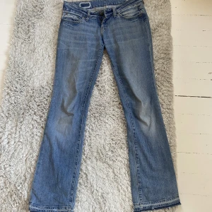Lee jeans - Snygga lee jeans! Mått: 38 cm rakt över midjan, 81 cm innerbenslängd. Skick:9/10❤️kan skicka Elr mötas upp