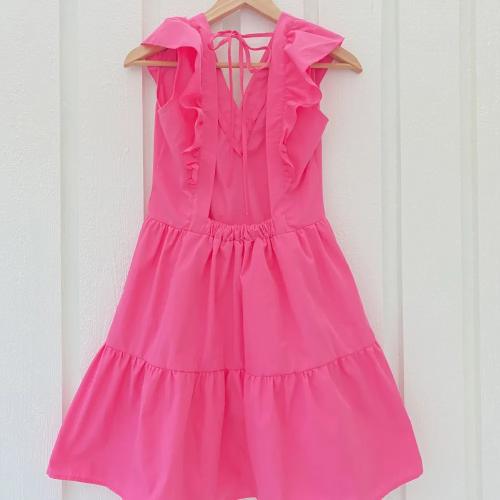 Här kommer en oanvänd rosa klänning i nytt skick. Säljer på grund av att varan var för liten för mig när jag testade den. Klänningen är i storlek S. Klänningar.