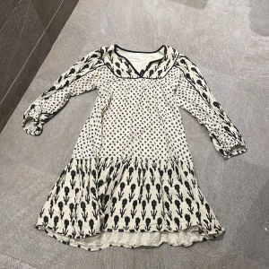 Klänning - Det här är en av de finaste klänningarna jag har ägt😍 men nu har den tyvärr blivit För liten! Massa olika mönster på  och väldigt bekväm!