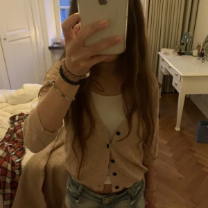 3 kvarts ärmad kofta - ”NYSKICK” En rosa 3 kvart ärmad jättesöt kofta från Zara som aldrig använts. (Prislappen är kvar) koftan är i storlek L men sitter perfekt på mig som bär storlek XS/S i vanliga fall. 🤍