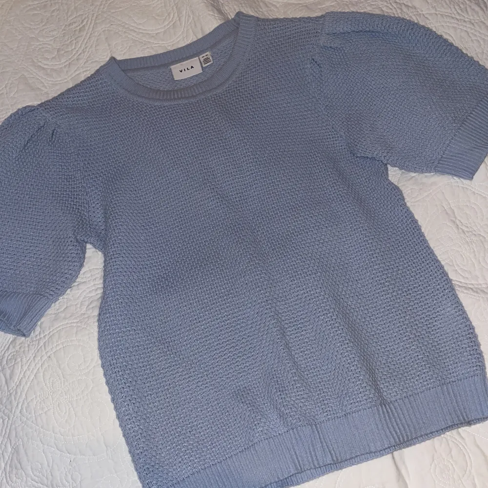 Super söt blå stickad kortärmad tröja från vila storlek xs🌟🌟. Toppar.