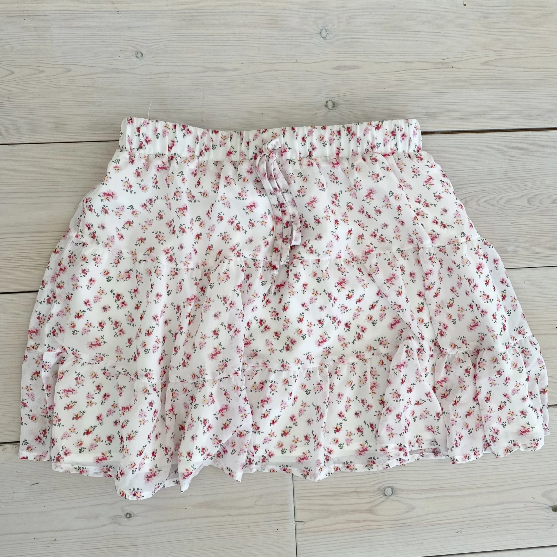 Vit kjol med rosa blommor - 90