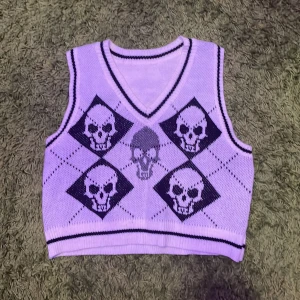 Skit fin cropped vest! - Säljer min cropped vest från shein, använd ett fåtal gånger och är inte sluten alls. Köparen står för frakten🫶🏻