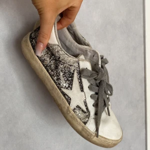 Golden goose liknande skor - Säljer dessa väl använda golden goose liknande skor💞