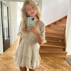 prickig klänning👏🏻 - väldens sötaste prickiga klänning💞